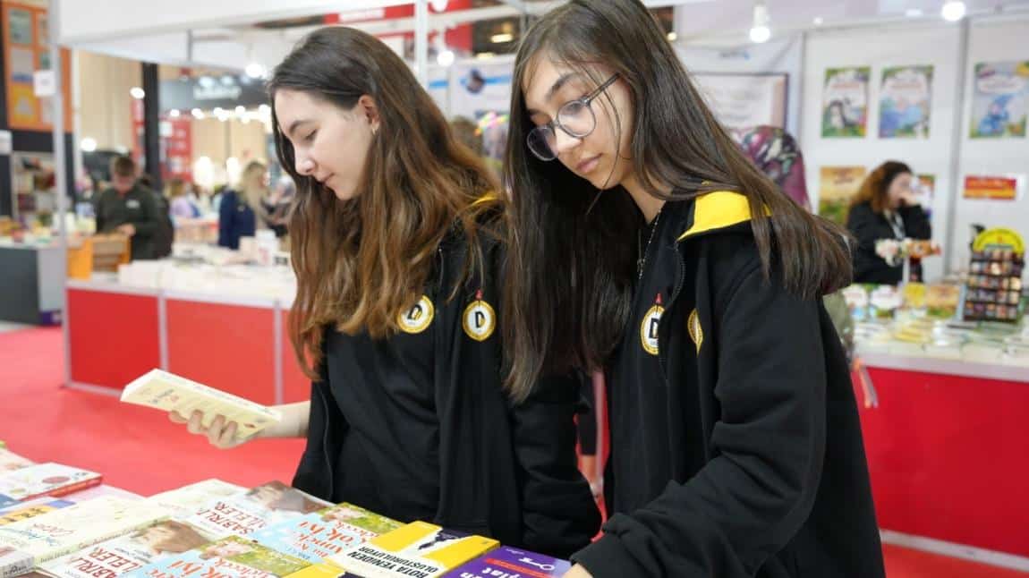 Tüyap Fuar ve Kongre Merkezi’nde kitapların büyülü dünyasıyla buluştuk.