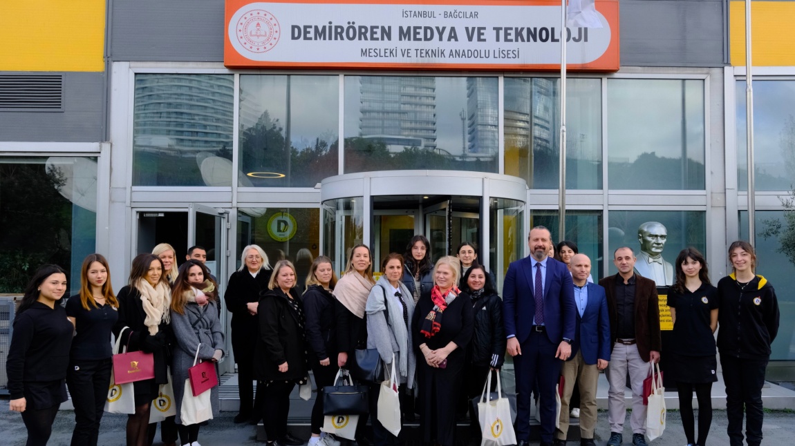 İsveçli eğitimciler okulumuzu ziyaret etti. 